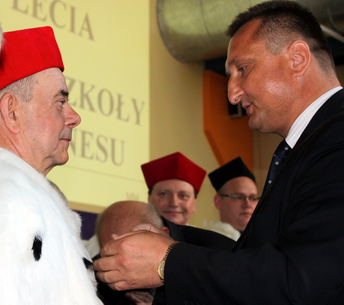 rektor WSA prof. nadzw. dr. hab. Roman Engler został uhonorowany złotym medalem za wzorowe, wyjątkowo sumienne wykonywanie obowiązków wynikających z pracy zawodowej