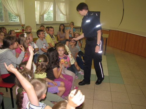 spotkanie uczniów Szkoły Podstawowej nr 10 z policjantką