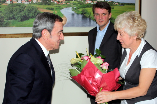 Wiceprezydent Mirosława Kluczek wręcza Panu Arturo Mari bukiet kwiatów