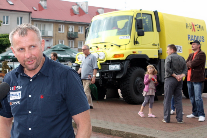 Jarek Kazberuk i samochód, którym w przyszłym roku weźmie udział w Rajdzie Dakar