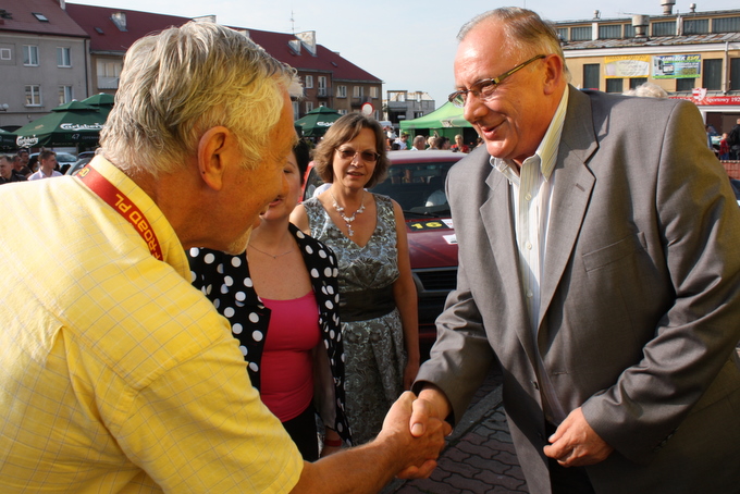 Prezydent Łomży Mieczysław Czerniawski wita w naszym mieście  Witolda Prószyńskiego - Komandora Rajdu Polski Kobiet