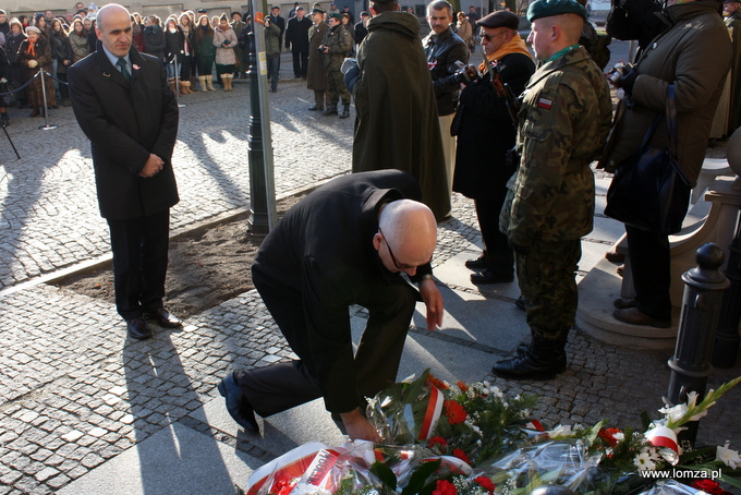 kwiaty składa Starosta Łomżyński Lech Szabłowski