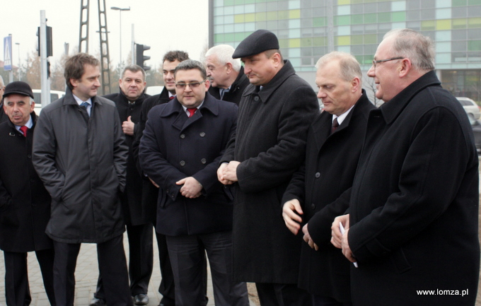 w otwarciu ulicy Poznańskiej udział wzięli również m.in. Wiceprezydent Łomży Beniamin Dobosz, Przewodniczący Rady Miejskiej Maciej Borysewicz oraz Wiceprzewodniczący Rady Miejskiej Mariusz Chrzanowski i Zbigniew Lipski