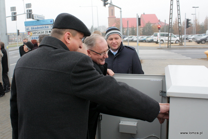 oficjalnego otwarcia ulicy Poznańskiej poprzez symboliczne włączenie sygnalizacji świetlnej dokonali Wicewojewoda Podlaski Wojciech Dzierzgowski, Poseł Lech Kołakowski i Prezydent Łomży Mieczysław Czerniawski