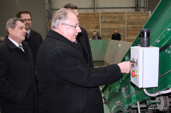 Prezydent Łomży Mieczysław Czerniawski uruchamia linię technologiczną sortowania odpadów