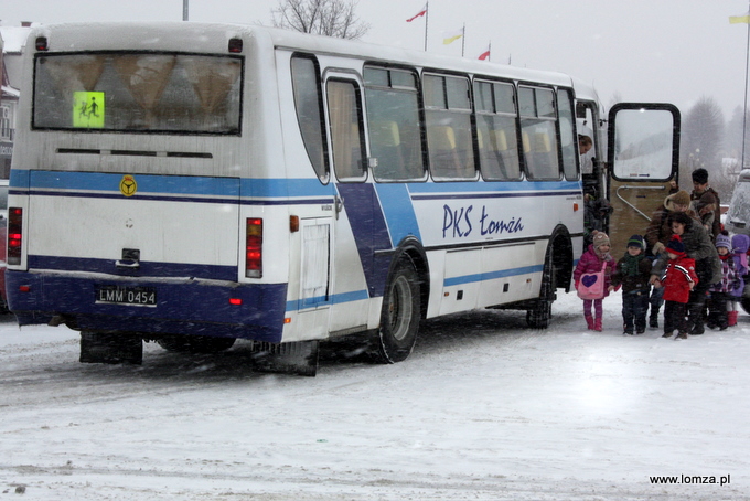 dzieci z przedszkola na pływalnię dowożone są autobusem