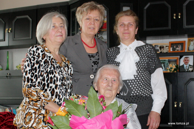 Zofia Ciborowska z córkami Wandą i Urszulą oraz zastępcą Prezydenta Łomży Mirosławą Kluczek
