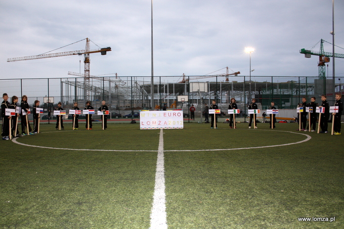 piłkarscy adepci Młodzieżowego Łomżyńskiego Klubu Sportowego, trenowani przez Artura Nadolnego, zaprezentowali flagi wszystkich państw biorących udział w turnieju