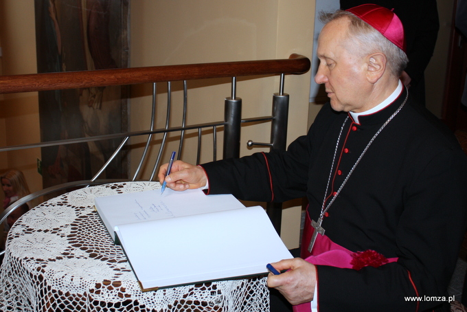 jako pierwszy do księgi pamiątkowej Muzeum Diecezjalnego wpisał się Nuncjusz Apostolski Arcybiskup Celestino Migliore
