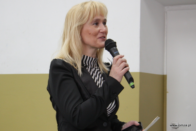 pedagog szkolny Bogumiła Olbryś przeprowadziła konkurs dla gości, nagrodą były książki