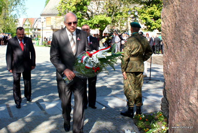 kwiaty składają władze powiatu łomżyńskiego na czele ze Starostą Markiem Szabłowskim