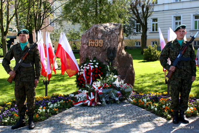 pomnik–głaz w hołdzie Żołnierzom 33. Pułku Piechoty