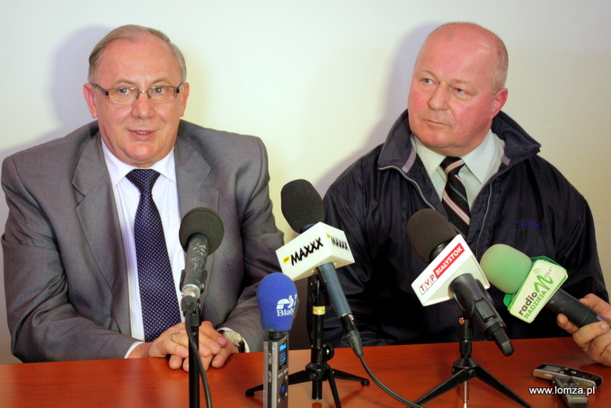 Prezydent Łomży Mieczysław Czerniawski i przewodniczący komisji zakładowej NSZZ "Solidarność" w MPK w Łomży Mirosław Bobowski