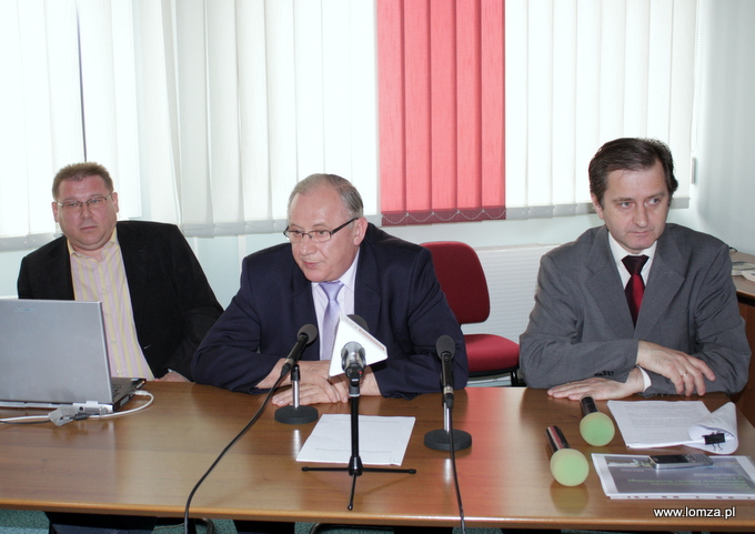 Robert Czapla - pełnomocnik ds. przekształceń, Mieczysław Czerniawski - Prezydent Łomży, Beniamin Dobosz - zastępca Prezydenta