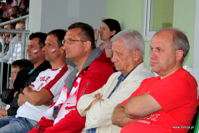 na meczu byli m.in. Wicewojewoda Podlaski Wojciech Dzierzgowski i Wicestarosta Łomżyński Krzysztof Kozicki