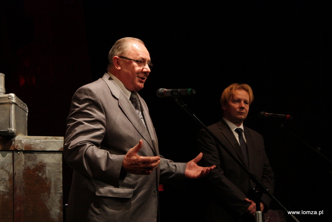 Prezydent Łomży Mieczysław Czerniawski "zatrzasnął" jubileuszową "Walizkę"