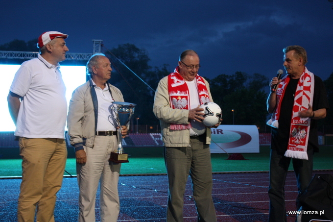 Prezydent Łomży Mieczysław Czerniawski przekazuje ŁKS-owi piłki treningowe 