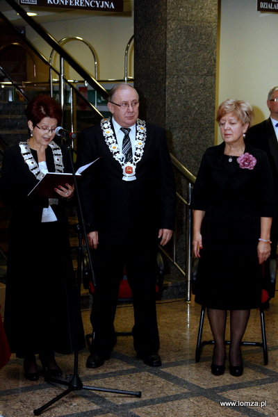 Kierownik Urzędu Stanu Cywilnego Marta Biedrzycka, Prezydent Łomży Mieczysław Czerniawski, zastępca Prezydenta Mirosława Kluczek