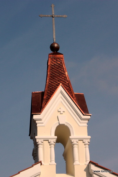 krzyż wieńczący bramę