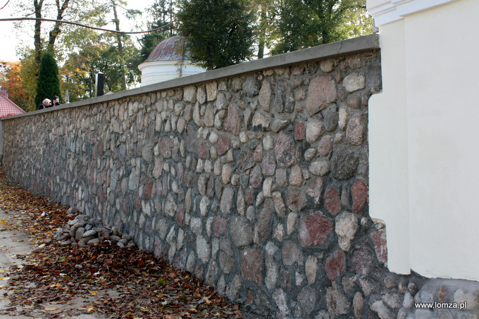 mur cmentarza od strony ulicy