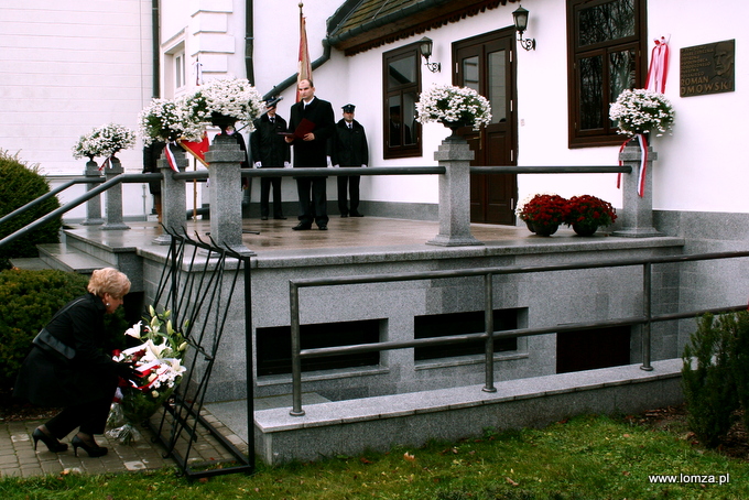 w imieniu władz Łomży kwiaty złożyła Mirosława Kluczek, z-ca Prezydenta Łomży