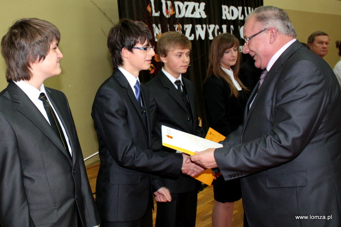 Stypendia Prezydenta Miasta Łomża za szczególne osiągnięcia naukowe dla uczniów łomżyńskich gimnazjów