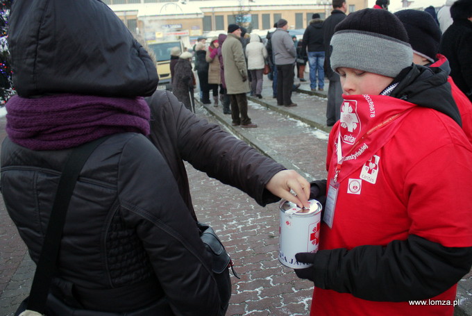 w trakcie Łomżyńskiej Wieczerzy Wigilijnej wolontariusze Szkolnych Kół Caritas kwestowali na rzecz chorego na nowotwór Janusza Chojnowskiego z Łomży