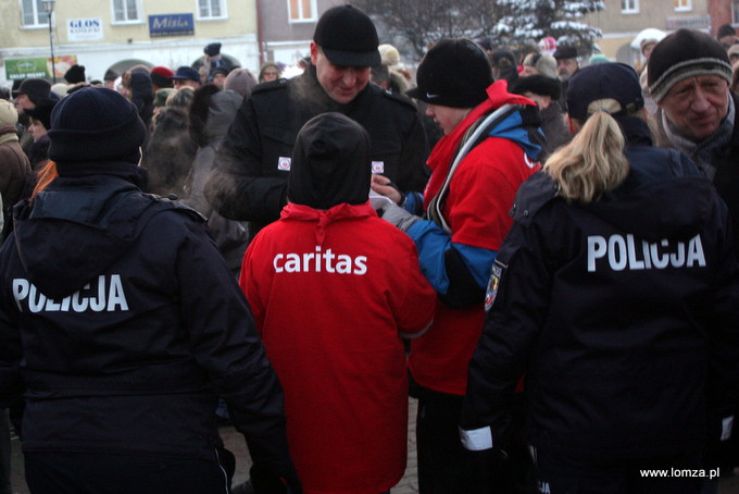 wolontariuszom towarzyszyły policjantki