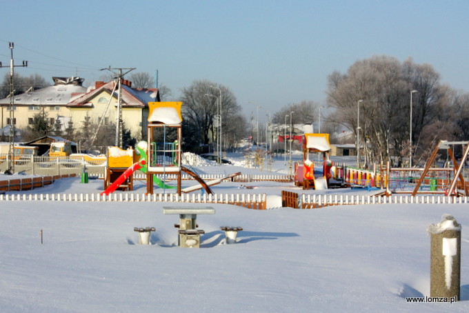 plac zabaw i stół do gry w szachy