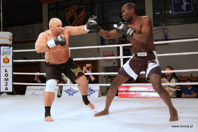 Kamil Bazelak vs. James Smith