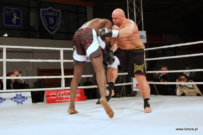 Kamil Bazelak vs. James Smith