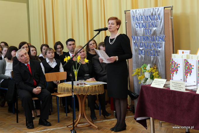 uroczystość prowadziła dyrektor Delegatury w Łomży Kuratorium Oświaty w Białymstoku Dorota Szymonowicz