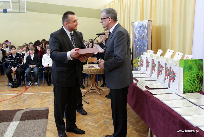 gratulacje odebrał Leszek Sobociński, dyrektor SP 10, szkoły z największą w województwie liczbą tytułów Laureata (35)