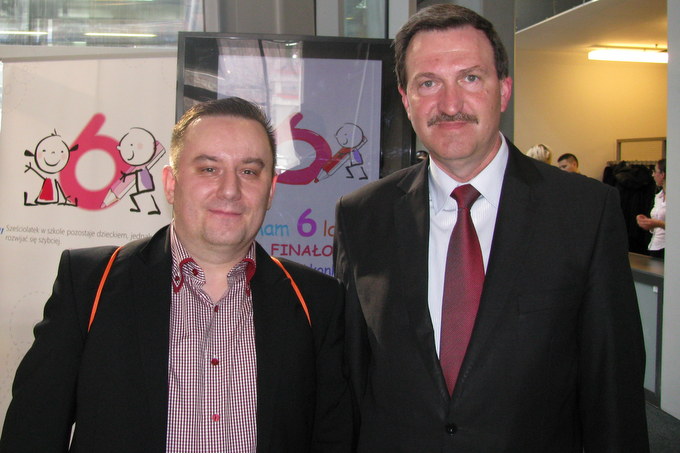 przewodniczący Rady Rodziców Przedszkola Publicznego nr 5 w Łomży Krzysztof Staniórski i Podlaski Kurator Oświaty Jerzy Kiszkiel