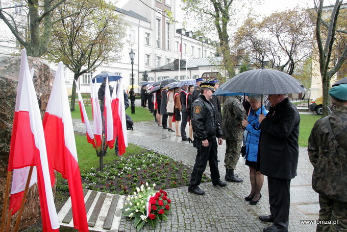 kwiaty od mieszkańców Łomży składa Prezydent Mieczysław Czerniawski