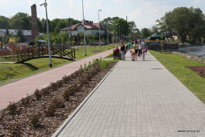 bulwar ze ścieżką pieszą i rowerową