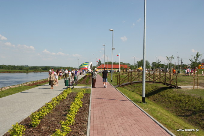 bulwar ze ścieżką pieszą i rowerową