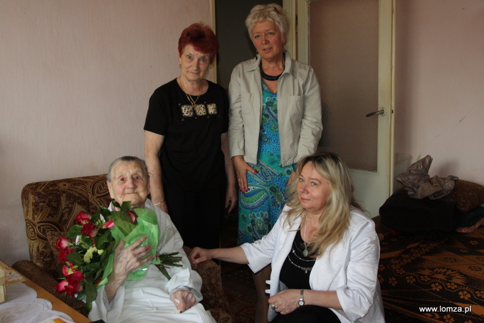 Jubilatka Czesława Romanik z córką oraz zastępcą Prezydenta Łomży Mirosławą Kluczek i Alicją Konopka z ZUS-u