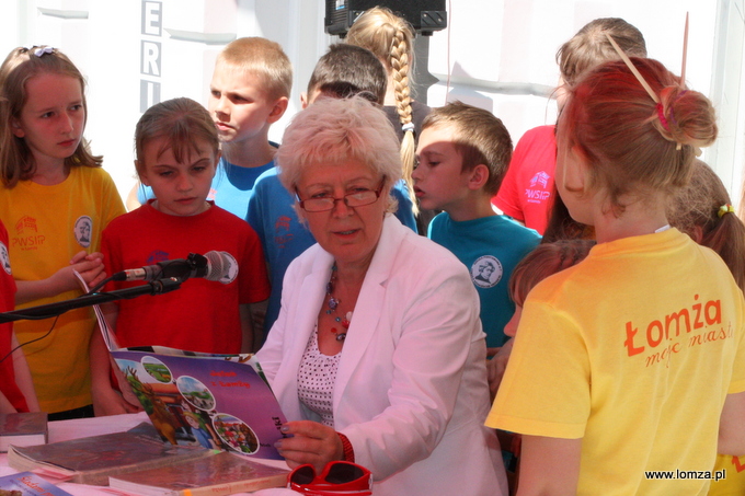 bajkę o "Jeleniu z Łomży" przeczytała zastępca Prezydenta Łomży Mirosława Kluczek