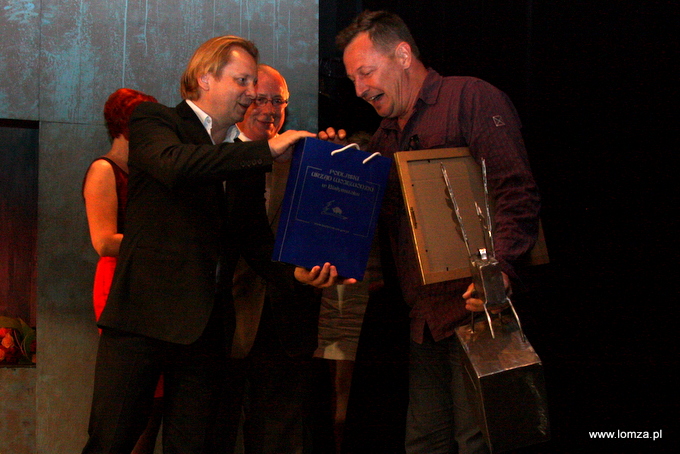 przedstawiciel Theater des Lachens odbiera Grand Prix tegorocznego Festiwalu Walizka