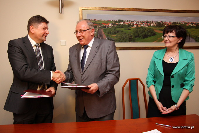 dyrektor białostockiego oddziału PGE Obrót S.A. Józef Andrukiewicz, Prezydent Miasta Łomży Mieczysław Czerniawski, Skarbnik Miasta Łomży Grażyna Kołodziejska