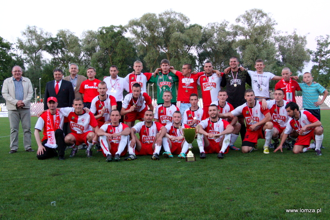 piłkarze ŁKS-u 1926 Łomża z Pucharem Okręgowym 