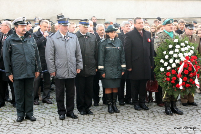kwiaty wspólnie z delegacją służb mundurowych składa Wojciech Dzierzgowski - Wicewojewoda Podlaski