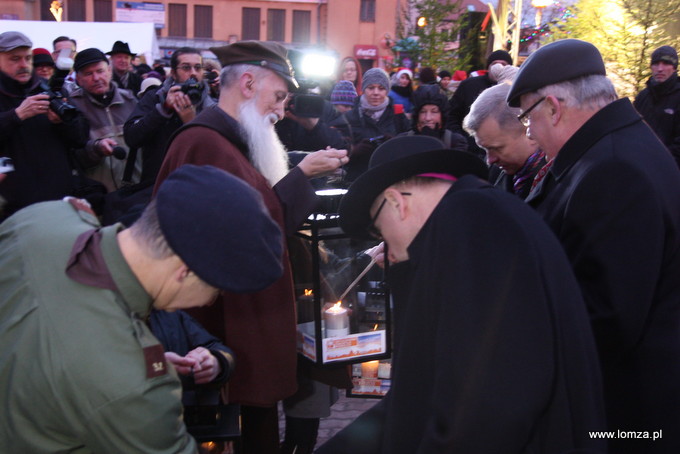 przekazanie Betlejemskiego Światła Pokoju przez harcerzy