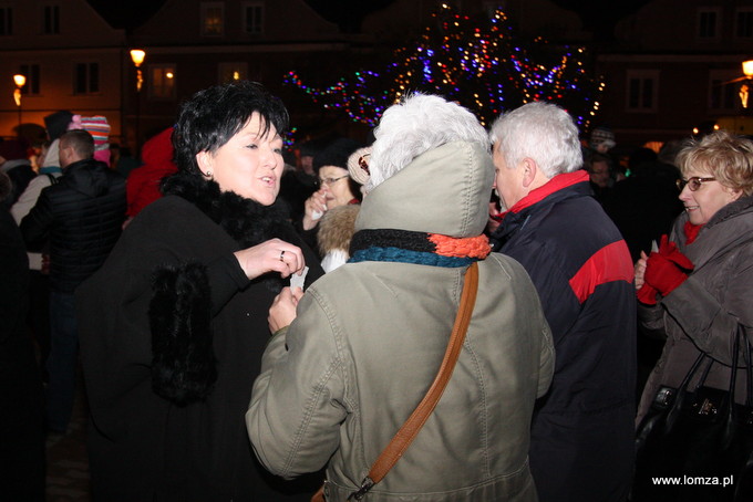 tradycyjne łamanie się opłatkiem i składanie sobie świątecznych życzeń