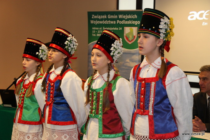 spotkanie rozpoczął występ folklorystycznego zespołu śpiewaczy z Nowogrodu