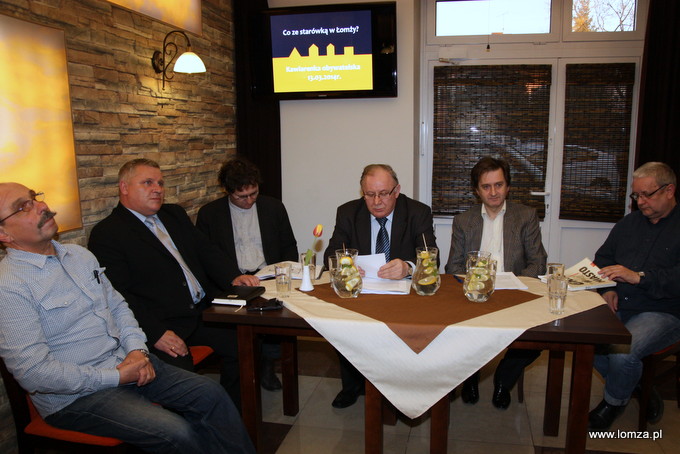 paneliści Kawiarenki Obywatelskiej pn. "Co ze Starówką w Łomży"