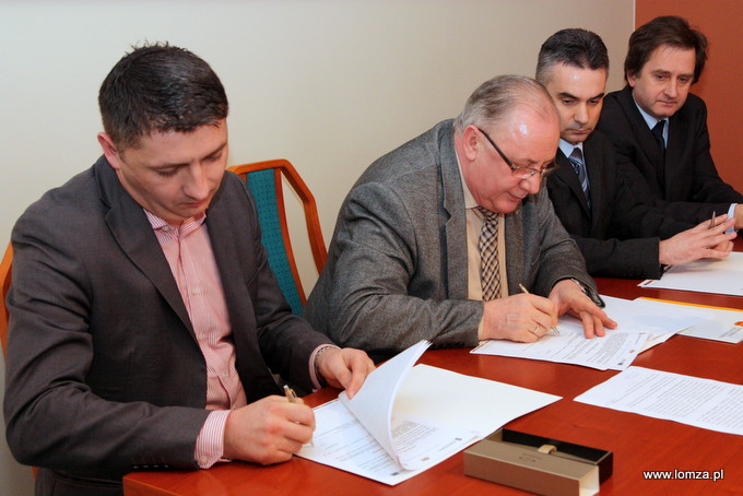 umowę na ul. Browarną podpisują Robert Skarżyński, przedstawiciel zarządu firmy BIK-PROJEKT oraz Prezydent Łomży Mieczysław Czerniawski