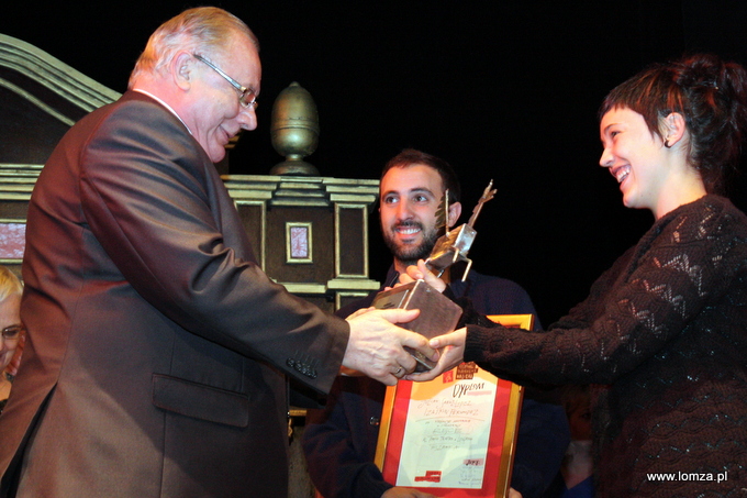 nagrodę za kreacje aktorskie w przedstawieniu „Ręce” odbierają Julian Saenz-Lopez oraz Izaskun Fernandez z El Patio Teatro z Logrono w Hiszpanii