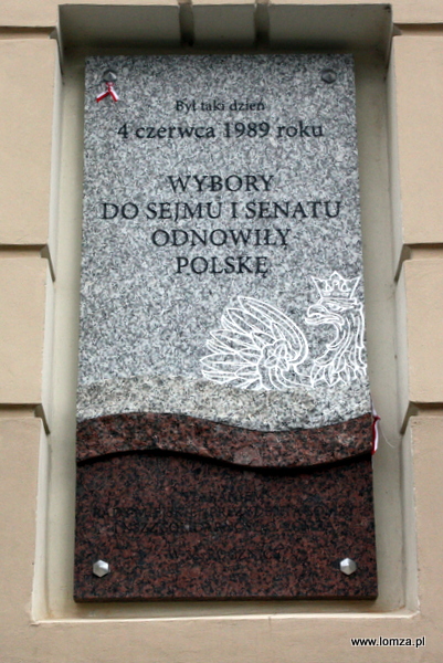 „Był taki dzień 4 czerwca 1989 roku – wybory do Sejmu i Senatu odnowiły Polskę. Staraniem Rady Miejskiej, Prezydenta Łomży i NSZZ „Solidarność” Oddział Łomża w 25 rocznicę”